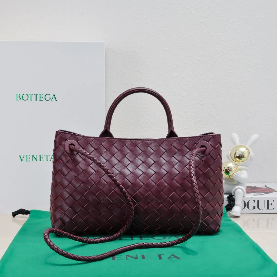 Batch 1960 #Bottega Veneta new horizontal Andiamo handbag, many stars have the same style 🎈 Classic full-body leather weaving with golden rope buckle, stable and chic enough [proud] The whole body is made of Nappa sheep leather, comfortable, soft and dynamic. The sliding metal rope buckle can adjust the shoulder strap, single shoulder / handbag / crossbody, multiple carrying methods, large bag capacity, suitable for commuting / daily / travel This bag is divided into small/medium/large sizes. There is always one that suits you, so take me with you🎀🎀 Size: 29x18x10 Model: 6463#